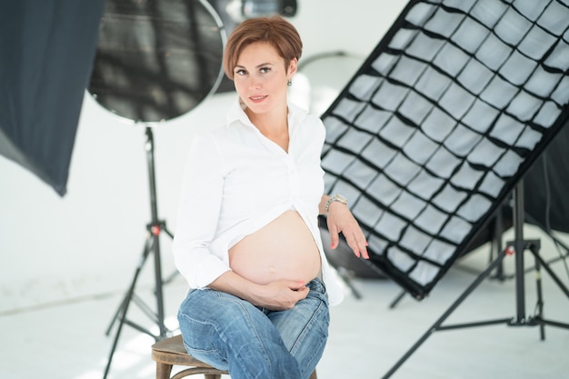 Belle femme sur un studio photo, attend un bébé