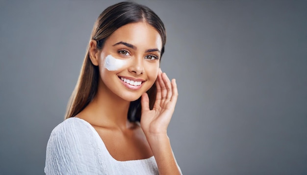 belle femme en studio promouvant le soin de la peau, le bien-être et la beauté pour la publicité cosmétique