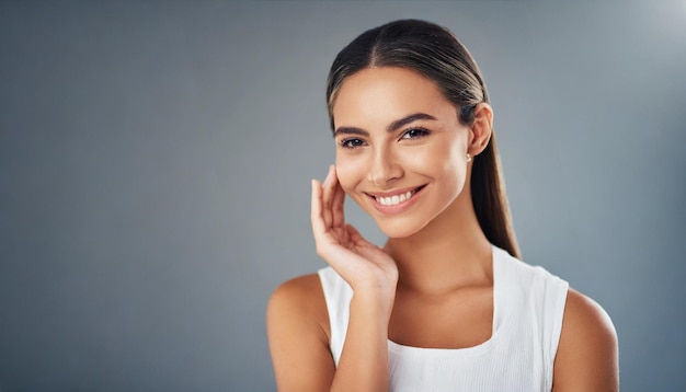 belle femme en studio promouvant le soin de la peau, le bien-être et la beauté pour la publicité cosmétique