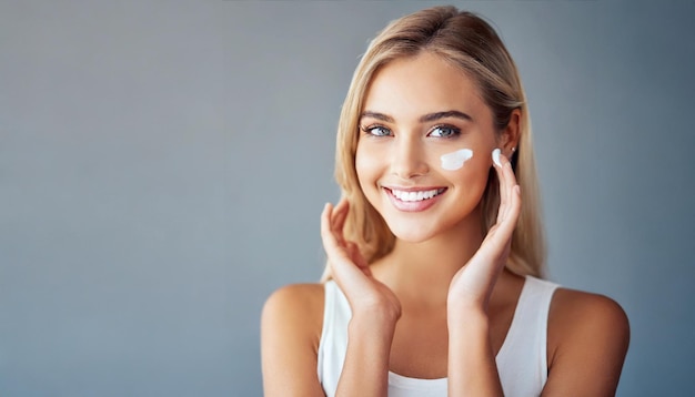 belle femme en studio promouvant le soin de la peau, le bien-être et la beauté pour la publicité cosmétique