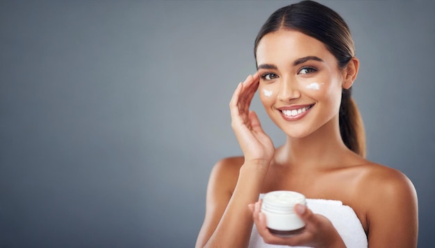 belle femme en studio promouvant le soin de la peau, le bien-être et la beauté pour la publicité cosmétique