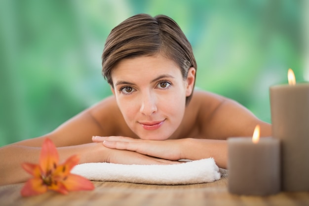 Belle femme sur la table de massage à la ferme de la santé