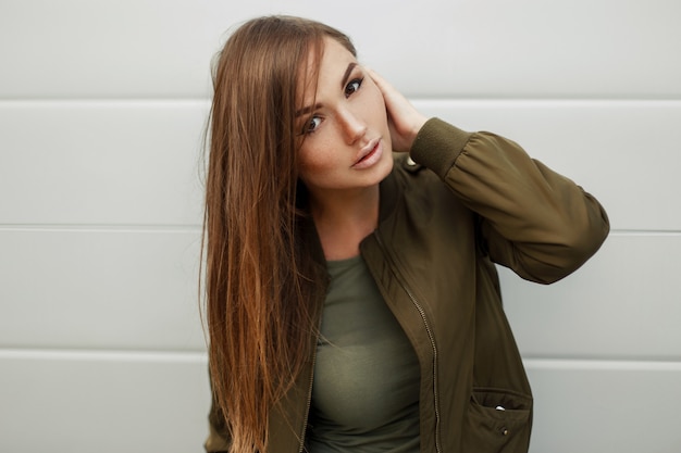 Belle femme avec des taches de rousseur dans une veste verte