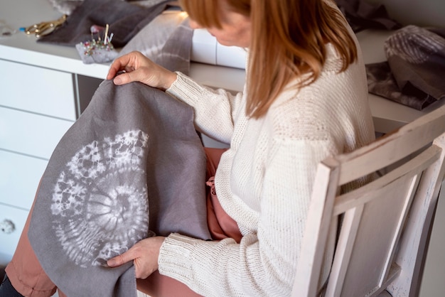 Belle femme tailleur couture dans son atelier