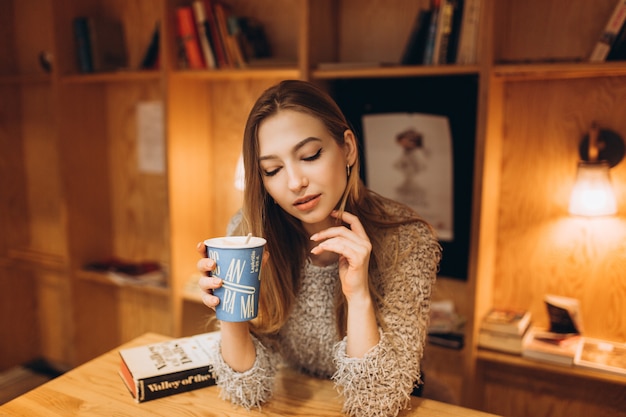 Belle femme avec une tasse de café à la main