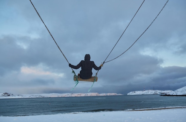 Belle femme avec une tasse de thé sur la rivière Swing sur fond nature et calme Auto-isolement