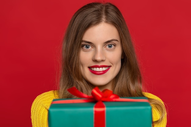 Belle femme tenant un cadeau de Noël