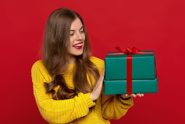 Belle femme tenant un cadeau de Noël