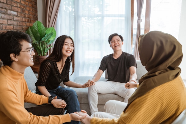 Belle femme tenant par la main avec ses amis