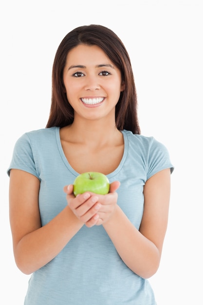 Belle femme tenant une pomme verte
