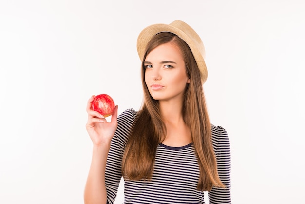 Belle femme tenant une pomme