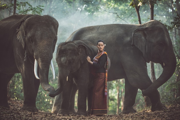 Belle femme thaïlandaise, passer du temps avec l'éléphant dans la jungle