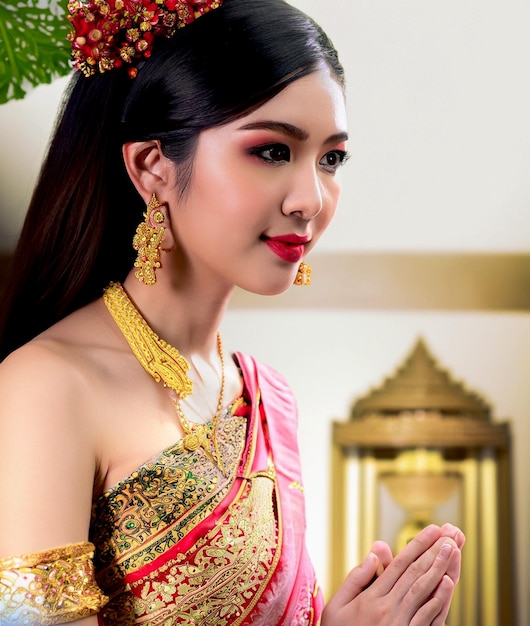 Belle femme thaïlandaise portant une robe thaïlandaise