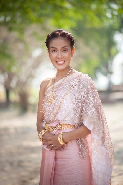 belle femme thaïlandaise portant le style de vêtements de la vieille tradition thaïlandaise
