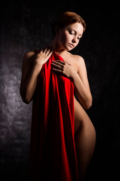 Belle femme avec un tissu rouge autour de sa taille