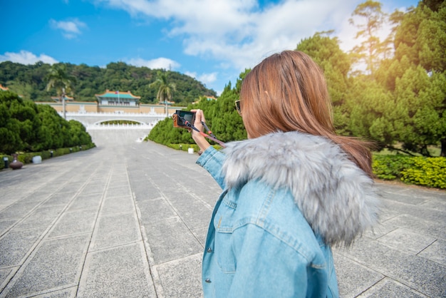 Belle femme touriste est photographier dans un endroit célèbre Taipei, Taiwan