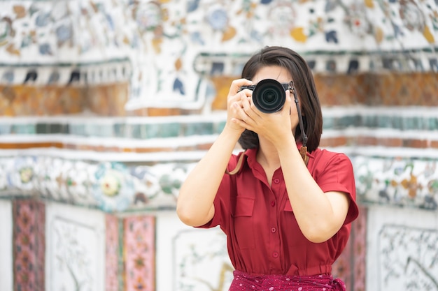 Belle femme touriste tenir la caméra pour capturer les souvenirs