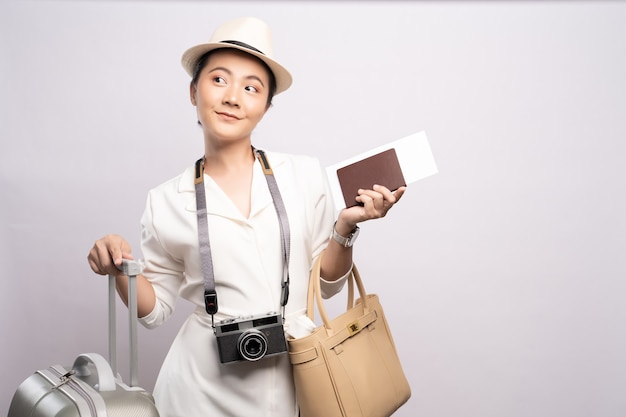 Belle femme touristique avec un bagage