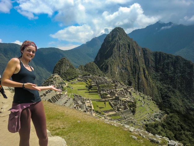 Belle femme touristique posant dans le sanctuaire de Machu Picchu, Urubamba - Cusco - Pérou.