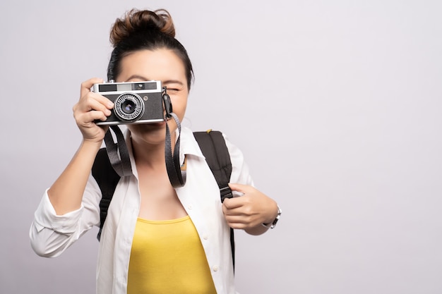 Belle femme touristique avec un sac à dos