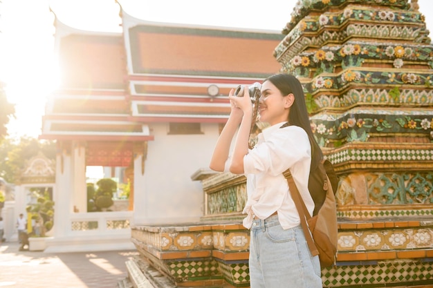 Belle femme touristique en vacances visiter et explorer Bangkok