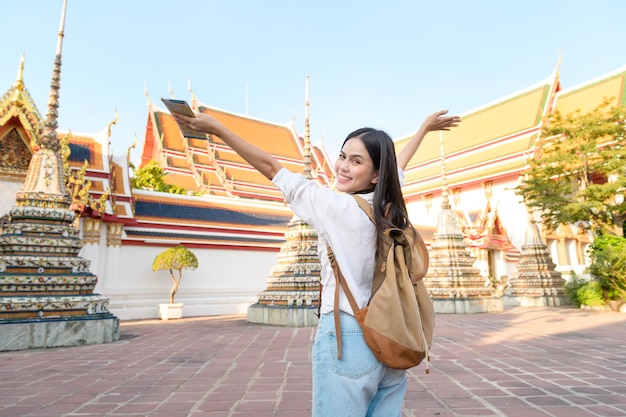 Belle femme touristique en vacances visiter et explorer la ville de Bangkok en Thaïlande