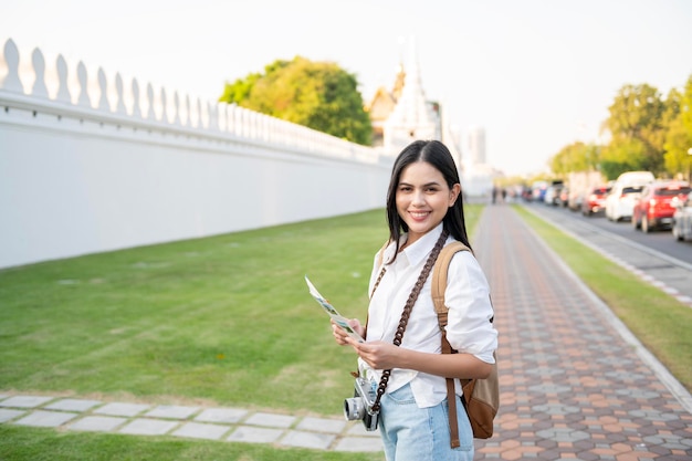 Belle femme touristique en vacances visiter et explorer la ville de Bangkok en Thaïlande