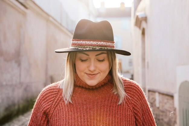 Belle femme touristique visiter la ville urbaine de colère