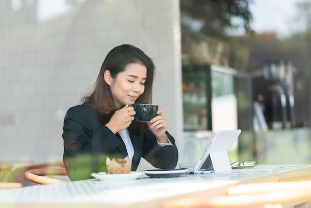 Belle femme travaillant au café