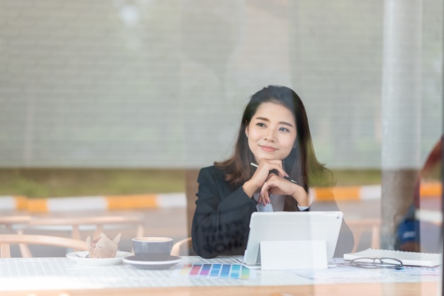 Belle femme travaillant au café