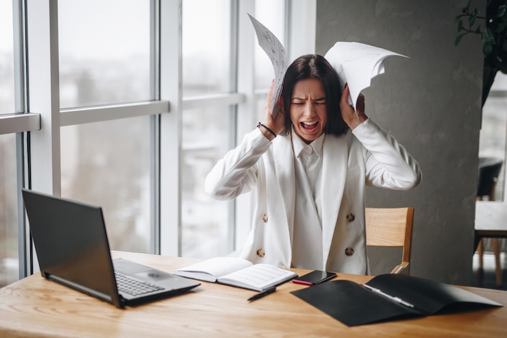 Photo belle femme travaillant dans un bureau