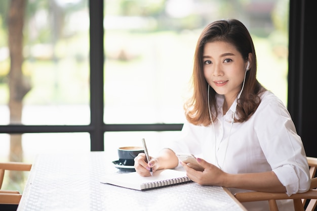 belle femme travaillant dans le café