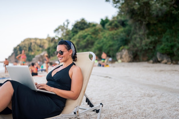 Belle femme travaillant de la plage.