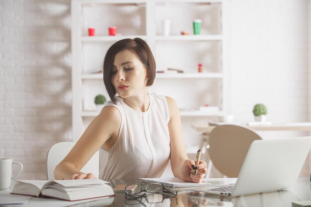 Belle femme travaillant sur le projet