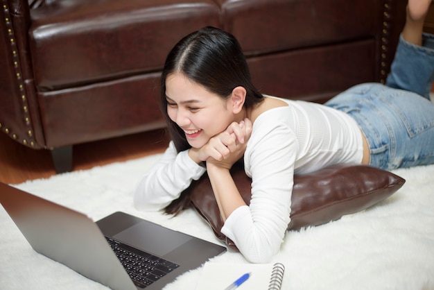 Belle femme travaille à domicile