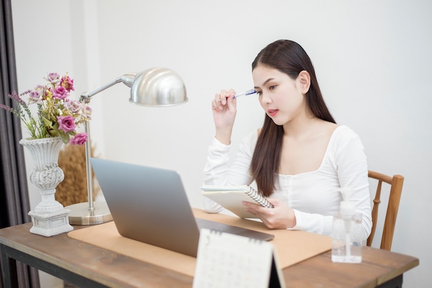 Belle femme travaille à domicile