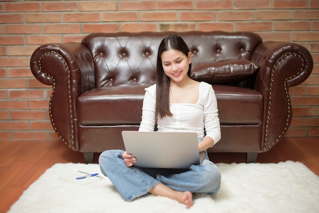 Belle femme travaille à domicile