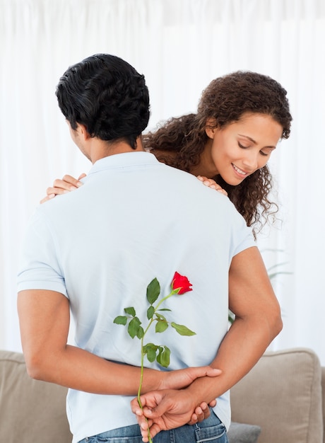 Belle femme trouvant une rose cachée par son petit ami