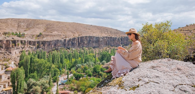 Belle femme en vacances en Cappadoce