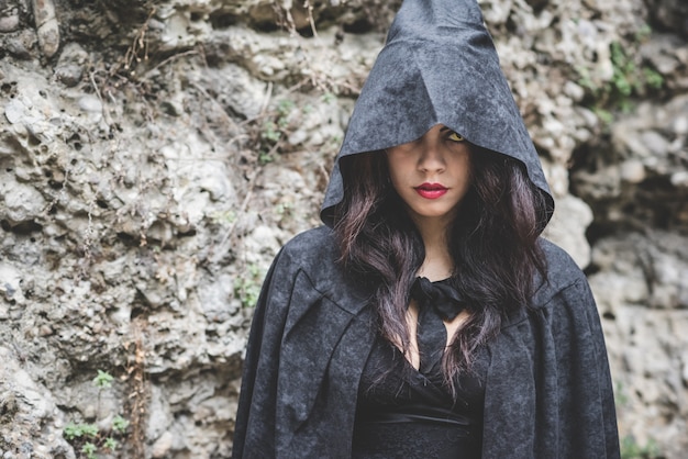 belle femme vampire sombre avec manteau noir et capuche