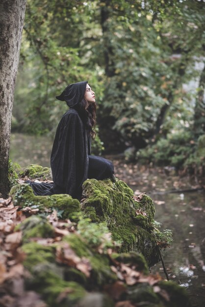 belle femme vampire sombre avec manteau noir et capuche