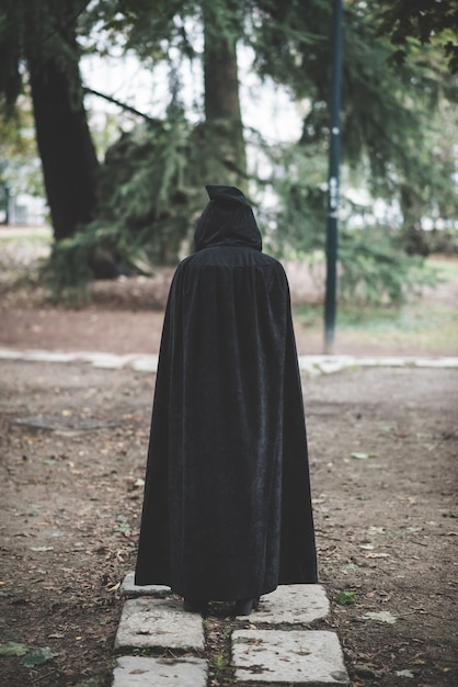 belle femme vampire sombre avec manteau noir et capuche