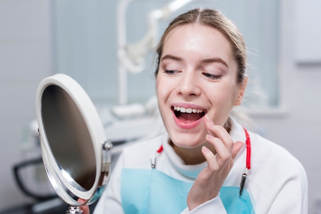 Photo belle femme vérifiant ses dents