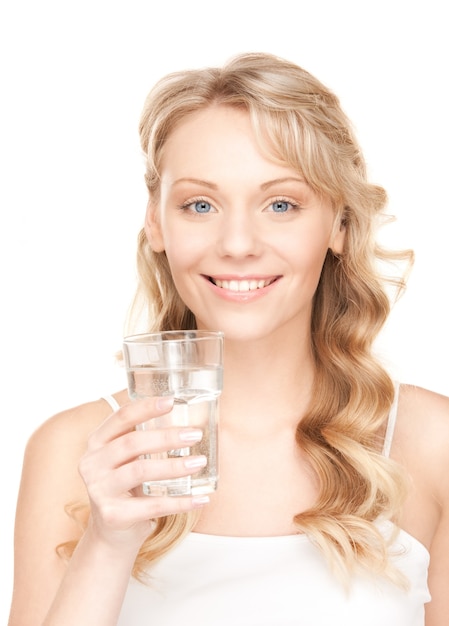 belle femme avec un verre d'eau sur blanc