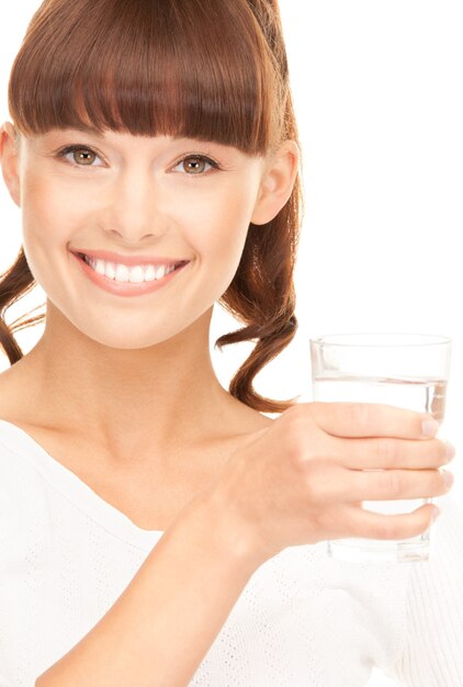 belle femme avec un verre d'eau sur blanc