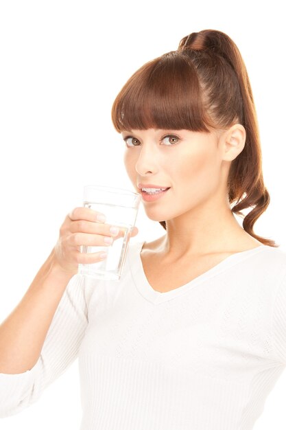 belle femme avec un verre d'eau sur blanc