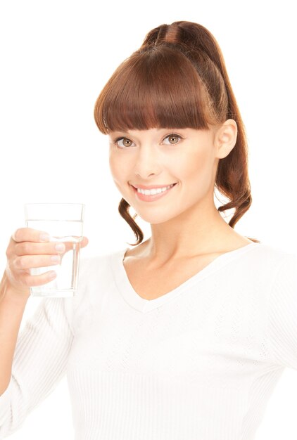 belle femme avec un verre d'eau sur blanc