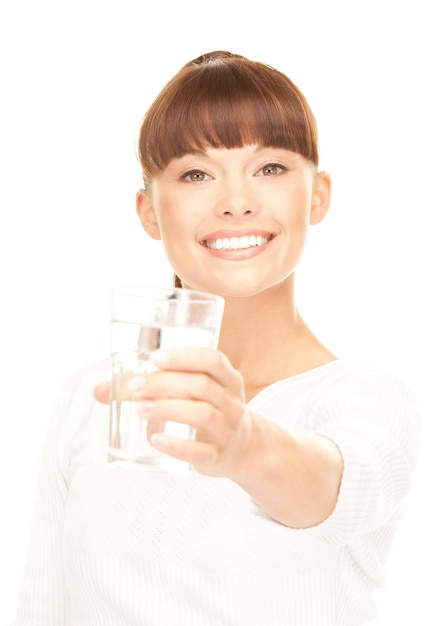 belle femme avec un verre d'eau sur blanc