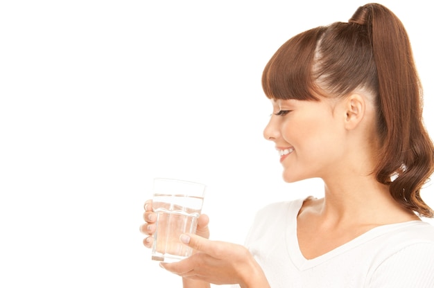 belle femme avec un verre d'eau sur blanc