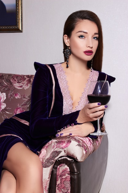 Belle femme avec verre de vin